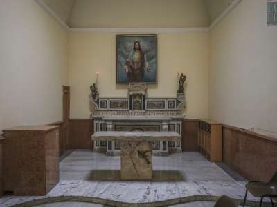 Spostandoci nella navata destra ammiriamo la cappella minore che custodisce il dipinto del Sacro Cuore di Ges� del pittore barese Umberto Colonna